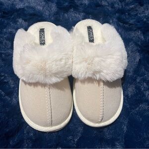 Jones New York Women's Cream and White Slippers size 6.5-7.5